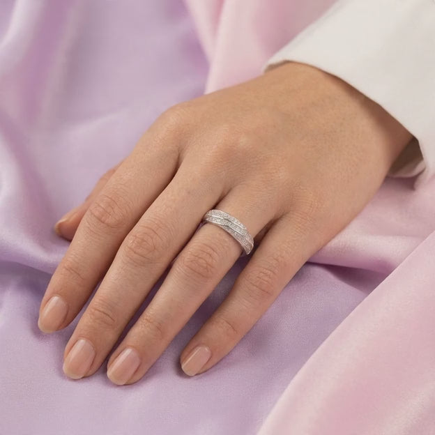 Anillo de Plata .925  Con Diseño Torzal e Incrustación de Zirconias mod. 3138