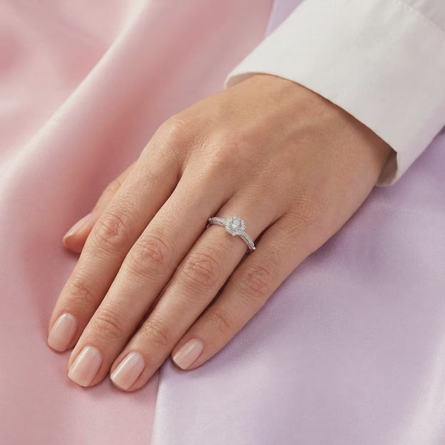 Anillo Solitario de Plata .925 Incrustado con Zirconias de Corte Brillante y Elegante mod. 2894