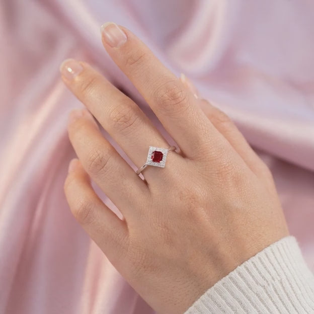 Anillo de Plata .925  con Diseño de Rombo Chico con Zirconia Roja mod. 3123