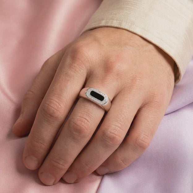Anillo de Plata .925 con Diseño de Óvalo Brillante con Zirconias mod. 2662
