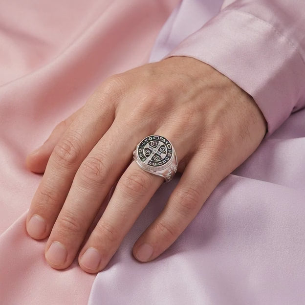 Anillo de Plata .925 Sello de San Benito Incrusado con Zirconias mod. 2663