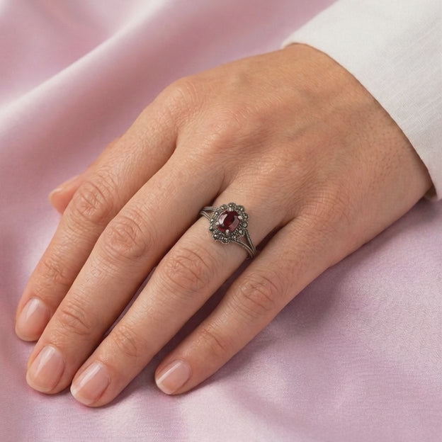 Anillo de Plata .925 Diseño Elegante con Zirconia Color Rojo Rubí y Marquesitas mod. 3153