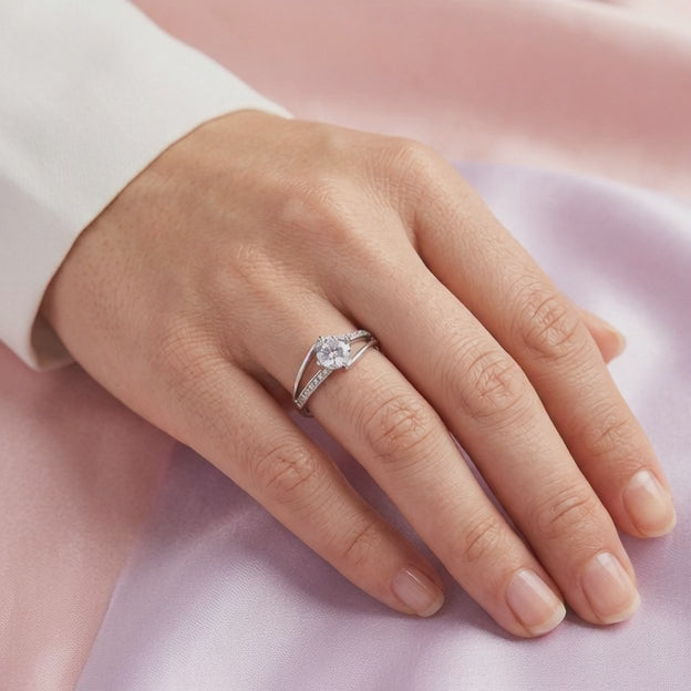 Anillo de Compromiso plata .925 con Zirconia Central y Diseño de Brazo Cruzado mod. 2717