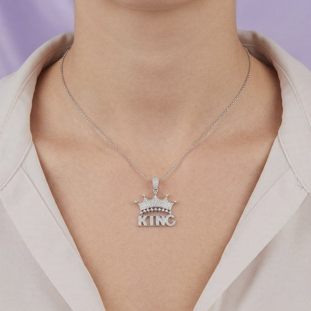 Dije de Plata .925 Diseño KING con Corona Detallado con Zirconias mod. 2883