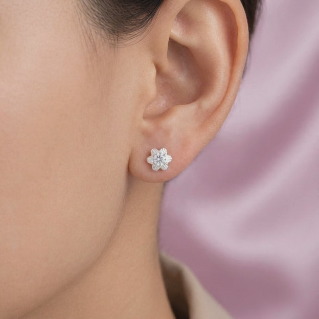 Broquel de Plata .925  Flor Chica con Zirconia Blanca Brillante  mod. 3070