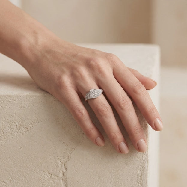 Anillo de Plata. 925 con Diseño de Hoja Fina con Zirconia mod.3260
