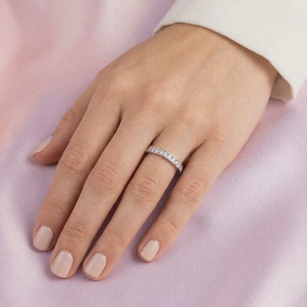 Anillo de Plata .925 Elegante con Incrustacion de Zirconias Blancas mod. 2929