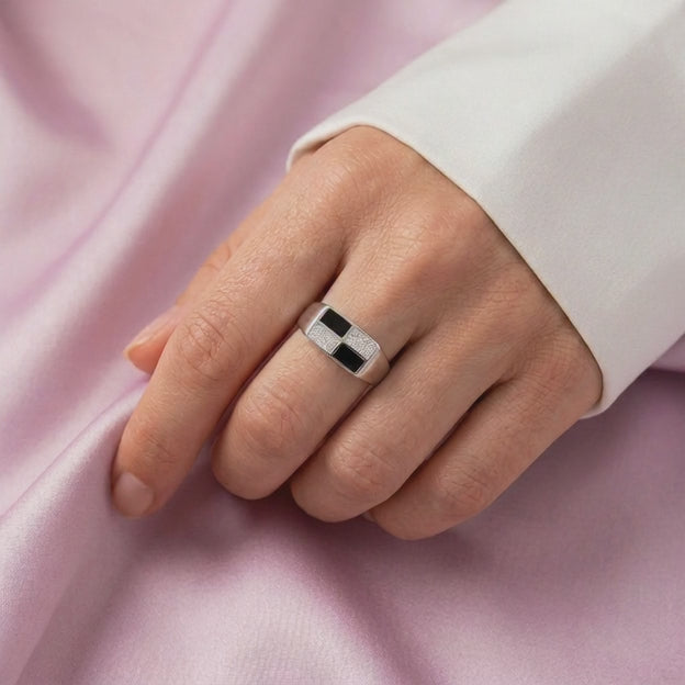 Anillo de Plata .925 Diseño Cuadricular con Esmalte Oscuro y Zirconias mod. 2669