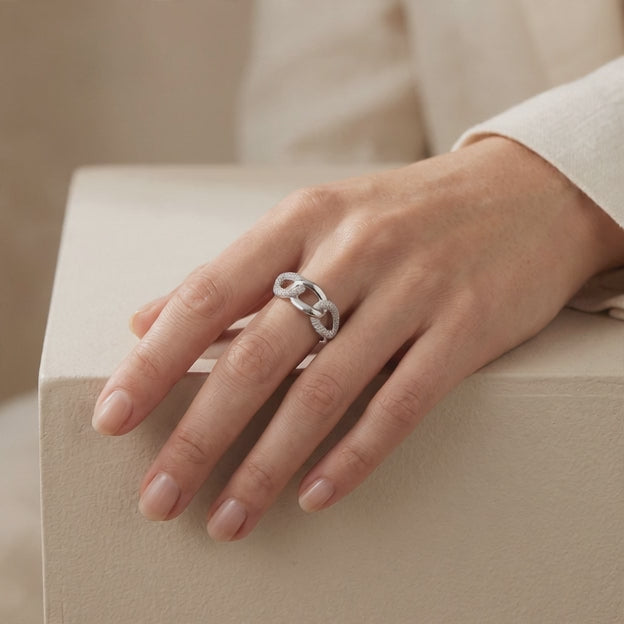 Anillo de Plata. 925 con Diseño de Eslabón Ancho con Incrustación de Zirconia mod.3263