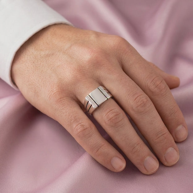 Anillo de Plata .925 Diseño Liso Especial Detallado con Incrustación de Zirconias mod. 2582