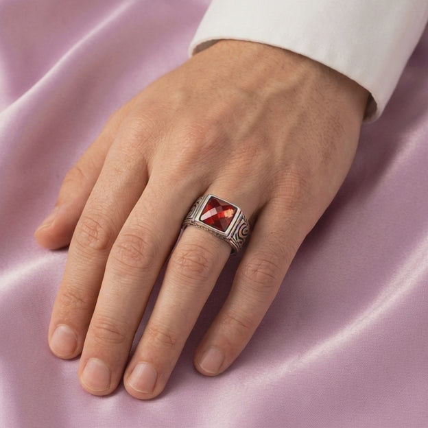 Anillo de Plata .925 con Zirconia Color Rojo Estilo Facetada mod. 2852