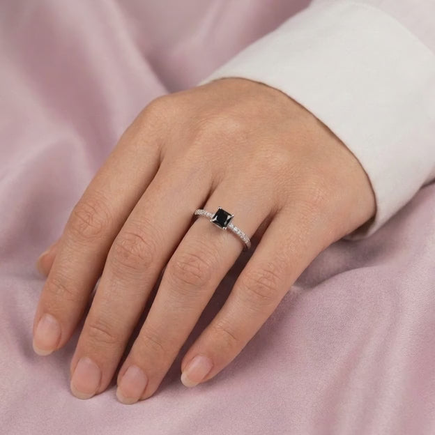 Anillo de Plata .925  Cuadrado Chico con Zirconia Negra mod. 3124