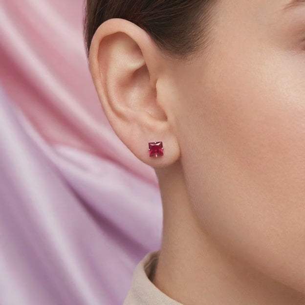 Broquel de Plata .925  Cuadrada con Zirconia Fucsia mod. 3054