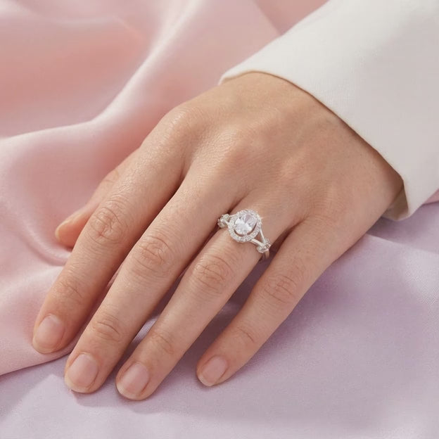 Anillo de Plata .925  Oval con con Anillos en los Laterales y Zirconia Blanca mod. 3117
