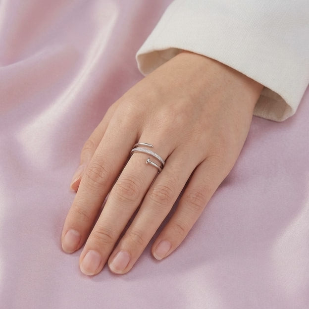 Anillo de Plata .925 con Diseño de Clavo e Incrustación de Zirconias mod. 2927
