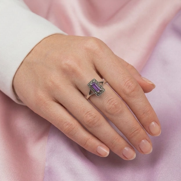 Anillo de Plata .925 Diseño con Zirconia Larga de Corte Baguette Morada y Marquesitas Finas mod. 3155