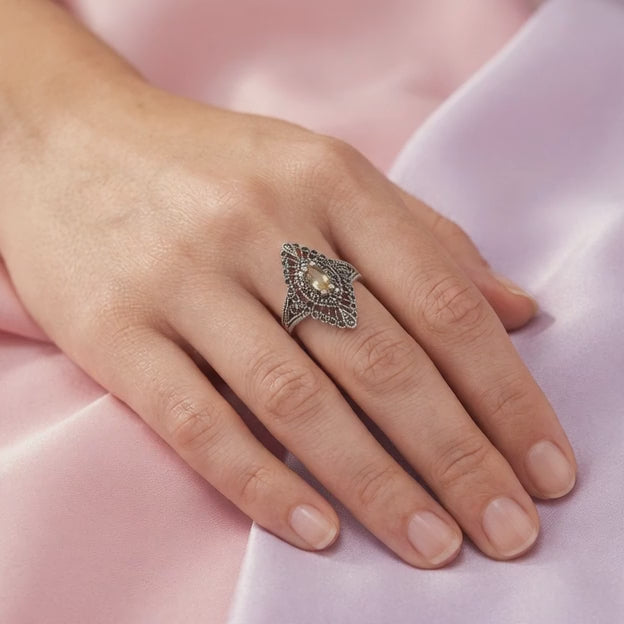 Anillo de Plata .925 Diseño Elegante con Zirconia Limón y Marquesitas mod. 3151