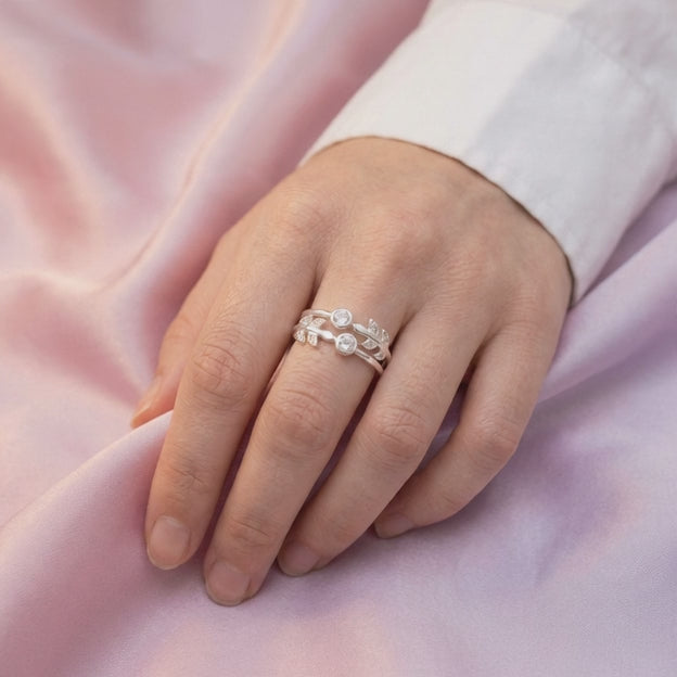 Anillo de Plata .925  con Diseño de Doble Línea con Hojas de Zirconia Blanca mod. 3120