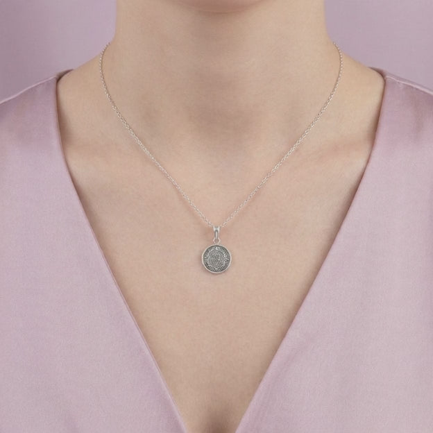 Dije de Plata .925 con Forma Pequeña Redonda y Figura del Sol Azteca mod. 2999