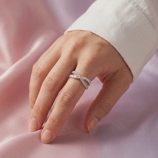 Anillo de Plata .925 de Diseño Cruzado con Incrustación Especial de Zirconias mod. 2900