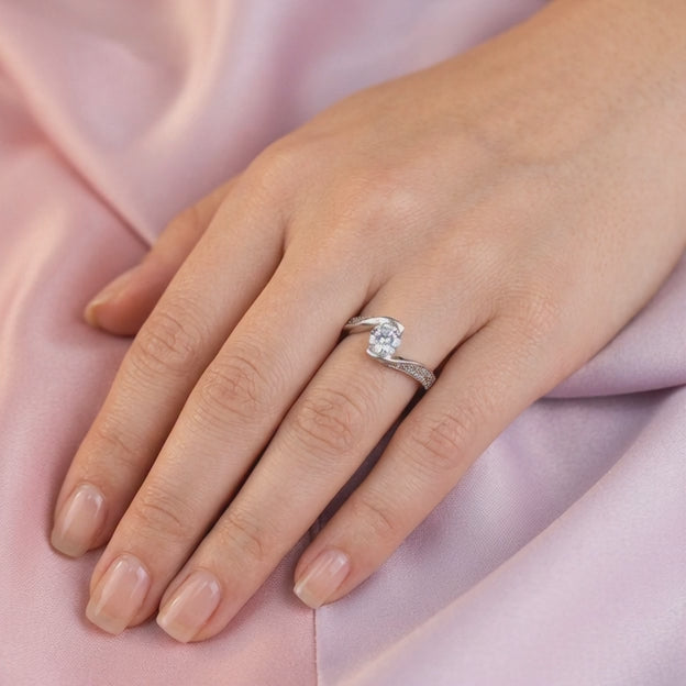 Anillo de Compromiso plata .925 con detalle Cruzado y Zirconia Cristalina mod. 2716
