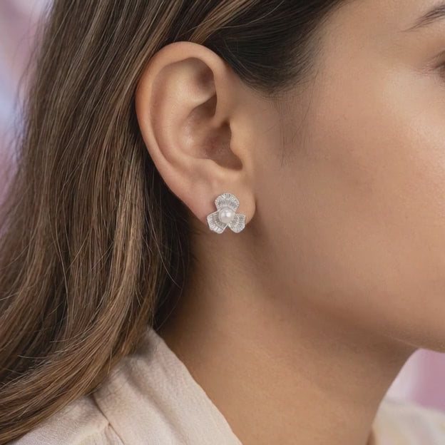 Arete de Plata .925 Diseño de Flor Perla con Zirconias mod. 2777