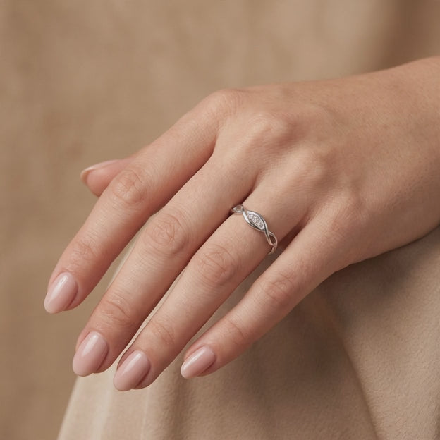 Anillo de Plata. 925 Con Diseño de Lazo Eterno y Centro de Zirconiamod.3253