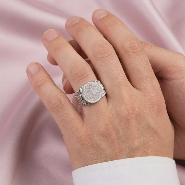 Anillo de Plata .925 con Frente Circular Incrustado con Zirconias Finas y Brillantes mod. 2810