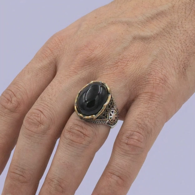 Anillo de Plata .925 Diseño Otomano Elegante con Incrustación de Ónix mod. 1989