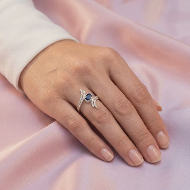 Anillo de Plata .925 Cruzado y Centro Oval con Zirconia Azul Rey mod. 3131