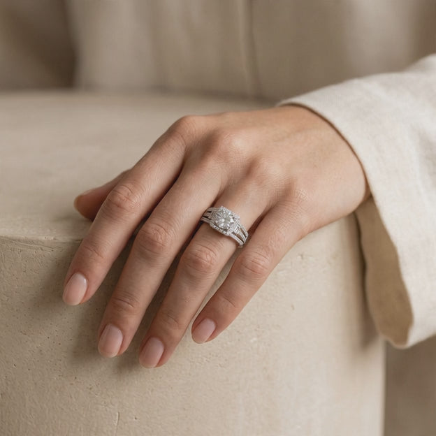 Anillo de Plata. 925 con Diseño Cuadrado e Incrustación de Zirconias Finas mod.3254