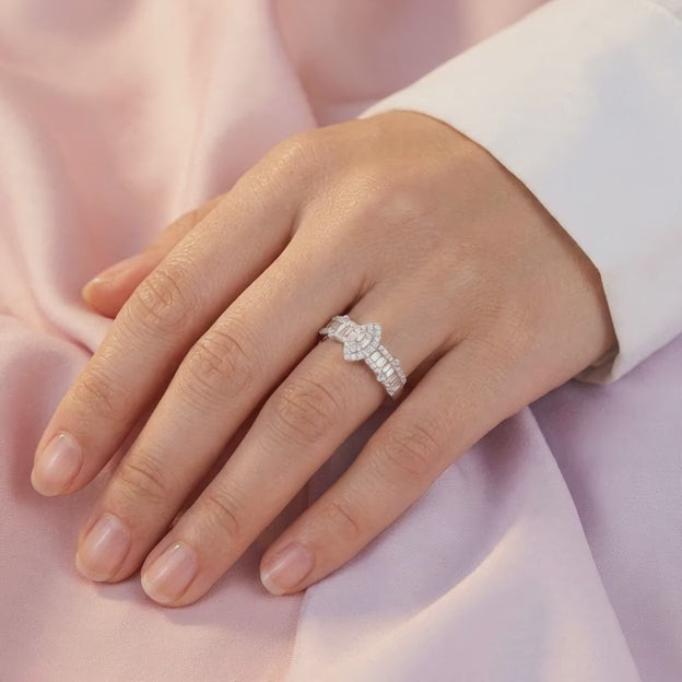 Anillo de Plata .925 Con Diseño de Corte Baguette y Capullo de Zirconia mod. 3119