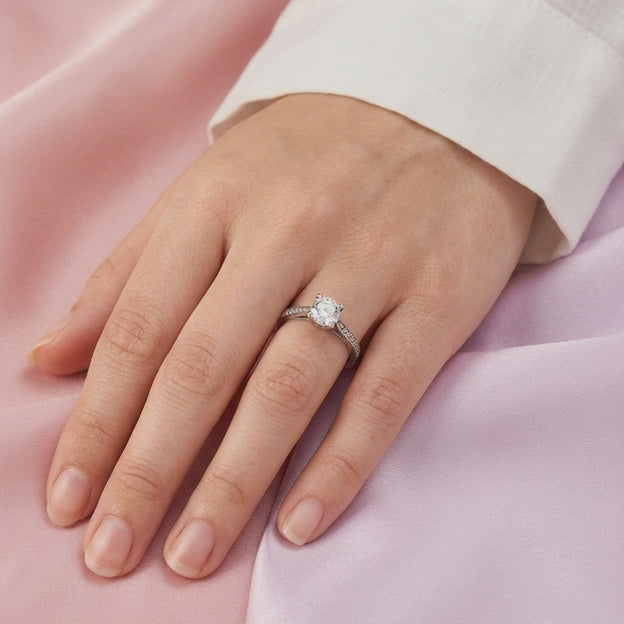 Anillo de Compromiso plata .925 con Incrustación de Zirconias y Diseño de Punta mod. 2707