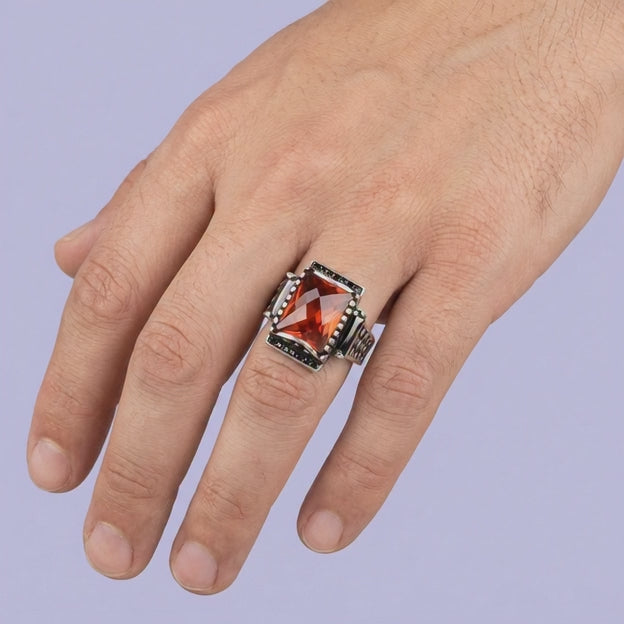 Anillo de Plata .925 Diseño con Zirconia Roja Facetada Cuadrada mod. 1984
