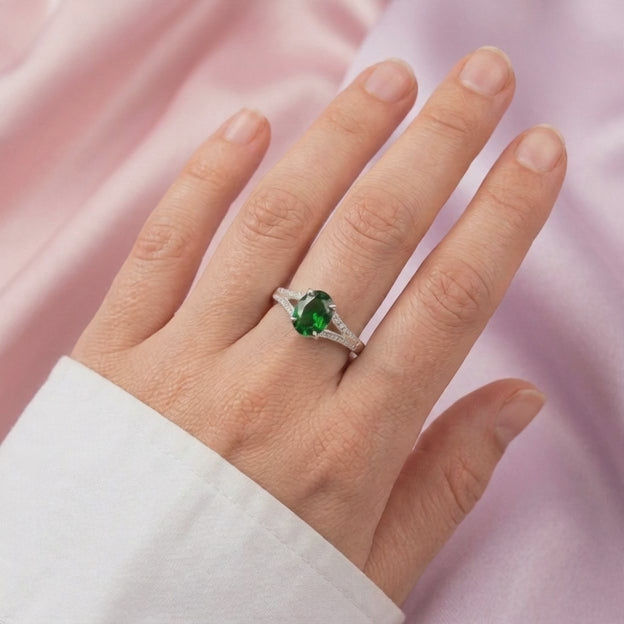 Anillo de Plata .925 con Diseño Oval con Zirconia Color Verde Esmeralda mod. 3104